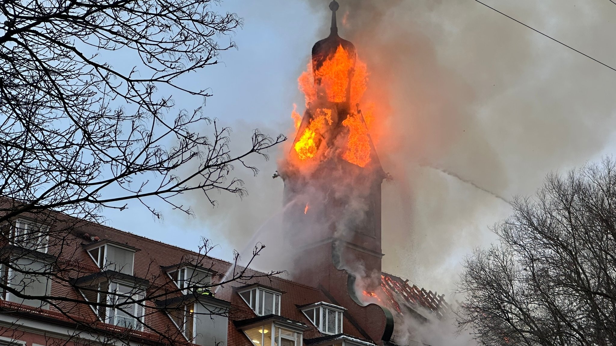 Großbrand in Münchner Pflegeheim: Etliche Verletzte