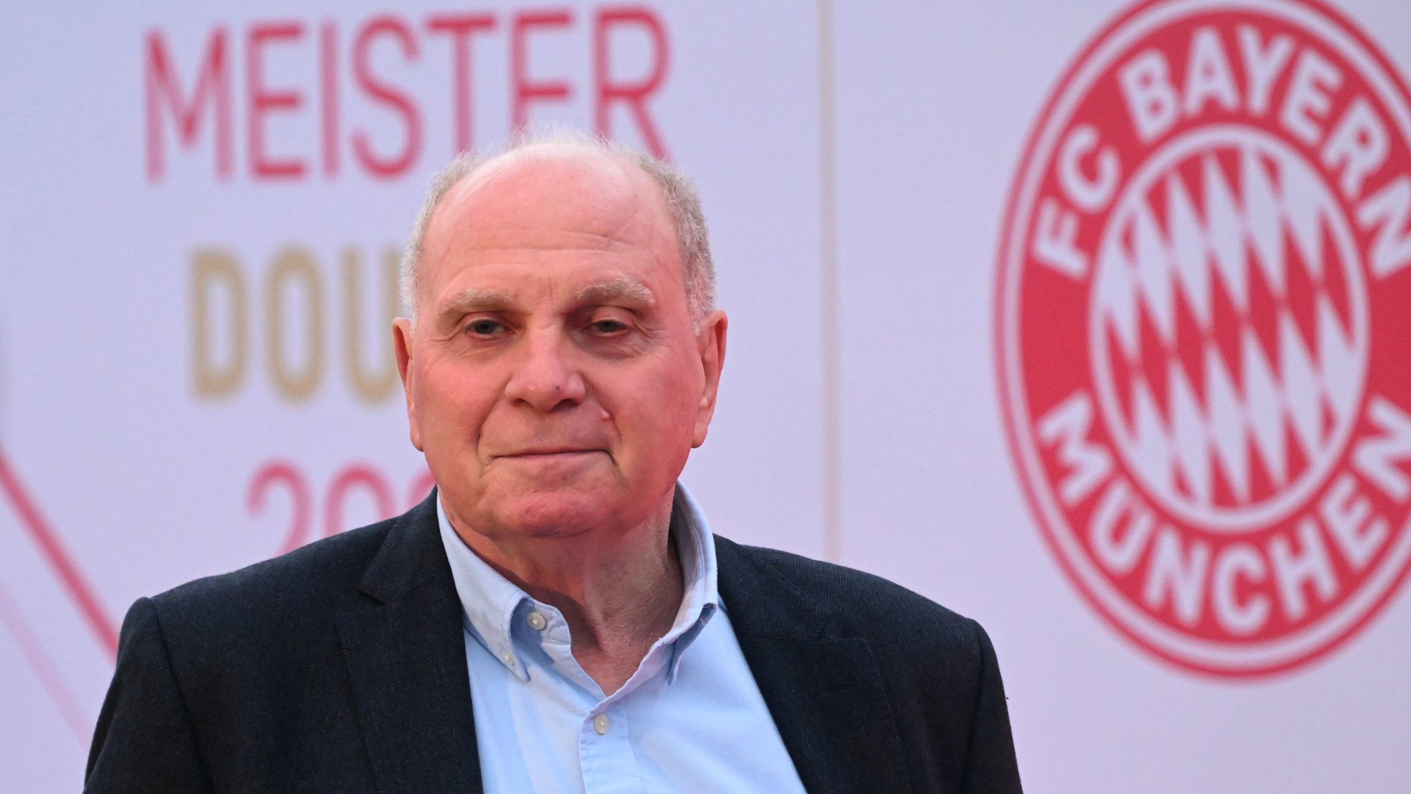 17.05.2025, Bayern, München: Fußball: Bundesliga: Uli Hoeneß, Aufsichtsratsmitglied und Ehrenpräsident, kommt zur internen Meisterfeier des FC Bayern München. 