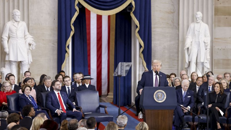 Präsident Donald Trump (M) spricht nach seiner Vereidigung zum Präsidenten | Bild: dpa-Bildfunk/epa/Shawn Thew Präsident Donald Trump (M) spricht nach seiner Vereidigung zum Präsidenten