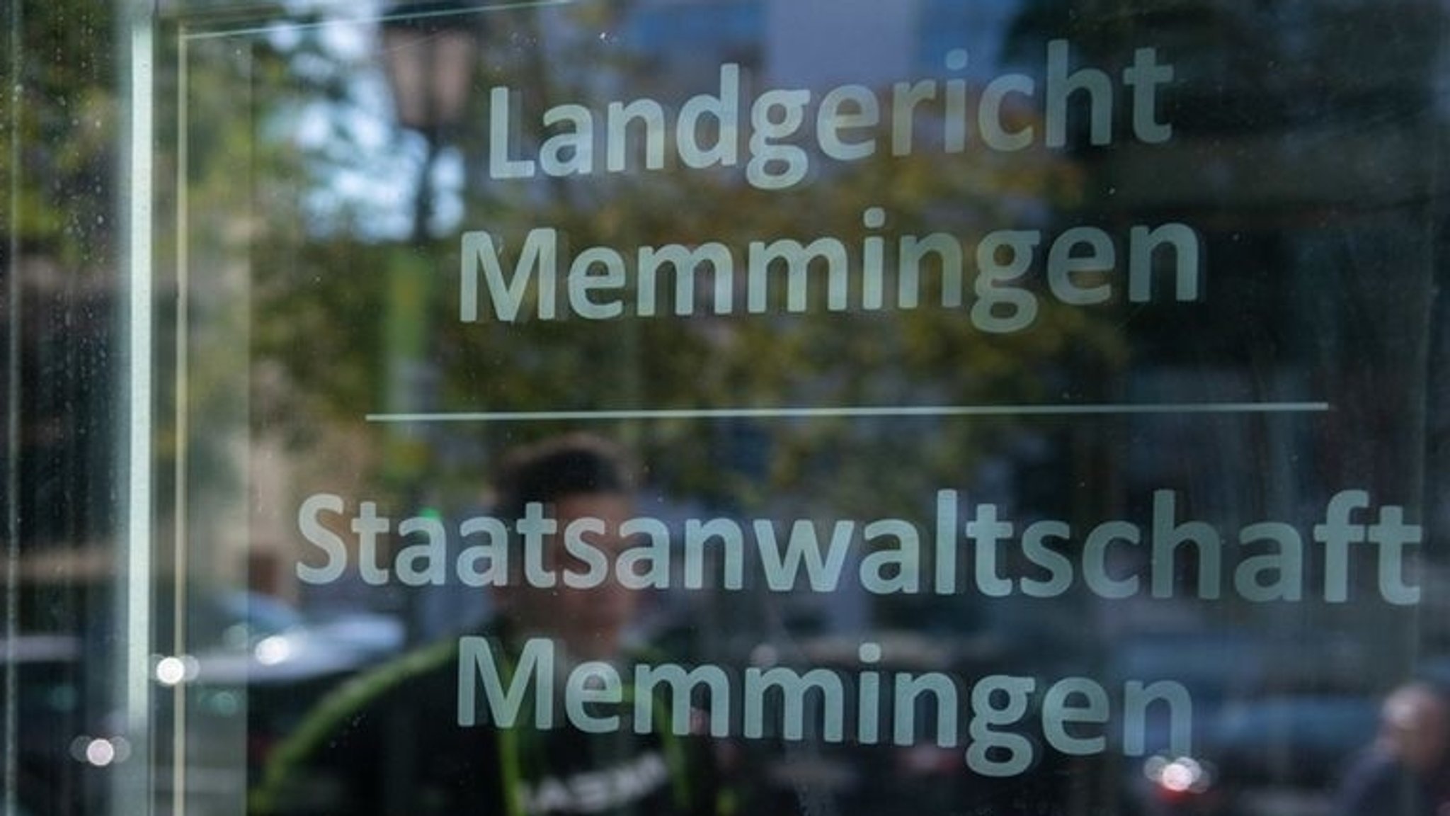 Hinweisschild Landgericht Memmingen an der Eingangstüre