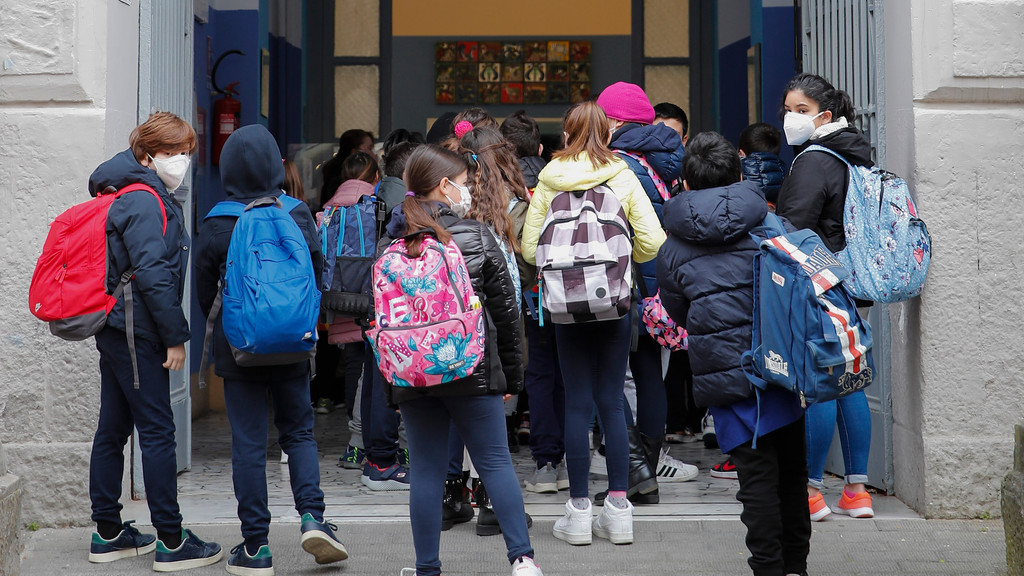 Symbolbild: Schulkinder vor ihrer Schule