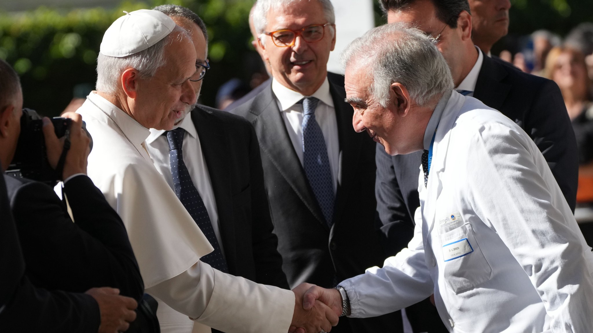 13.10.2026, Italien, Rom: Der medizinische Direktor Andrea Cambieri empfängt Papst Leo XIV. bei seiner Ankunft in der Poliklinik „Agostino Gemelli“ in Rom. 