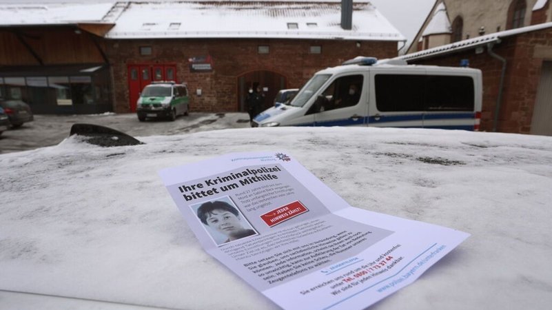 Flugblatt, auf dem die Bevölkerung um Hinweise gebeten wird | Bild: dpa-Bildfunk/Karl-Josef Hildenbrand Flugblatt, auf dem die Bevölkerung um Hinweise gebeten wird