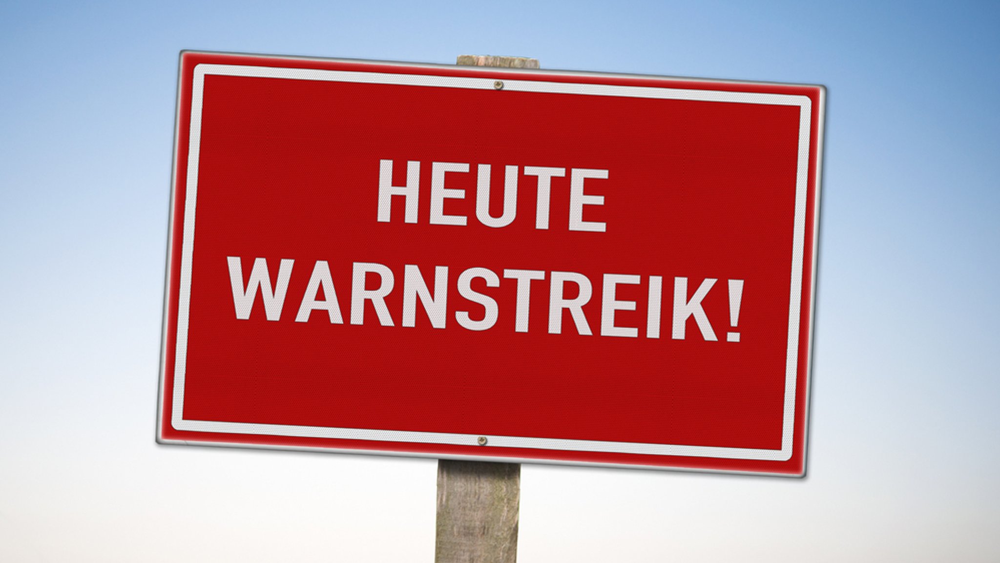 Holzschild mit Aufdruck: "Heute Warnstreik!"