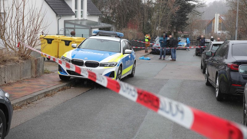 Ein Polizeiauto steht hinter Absperrband in einem Wohngebiet in Heilsbronn. | Bild: News5/Markus Zahn Ein Polizeiauto steht hinter Absperrband in einem Wohngebiet in Heilsbronn.