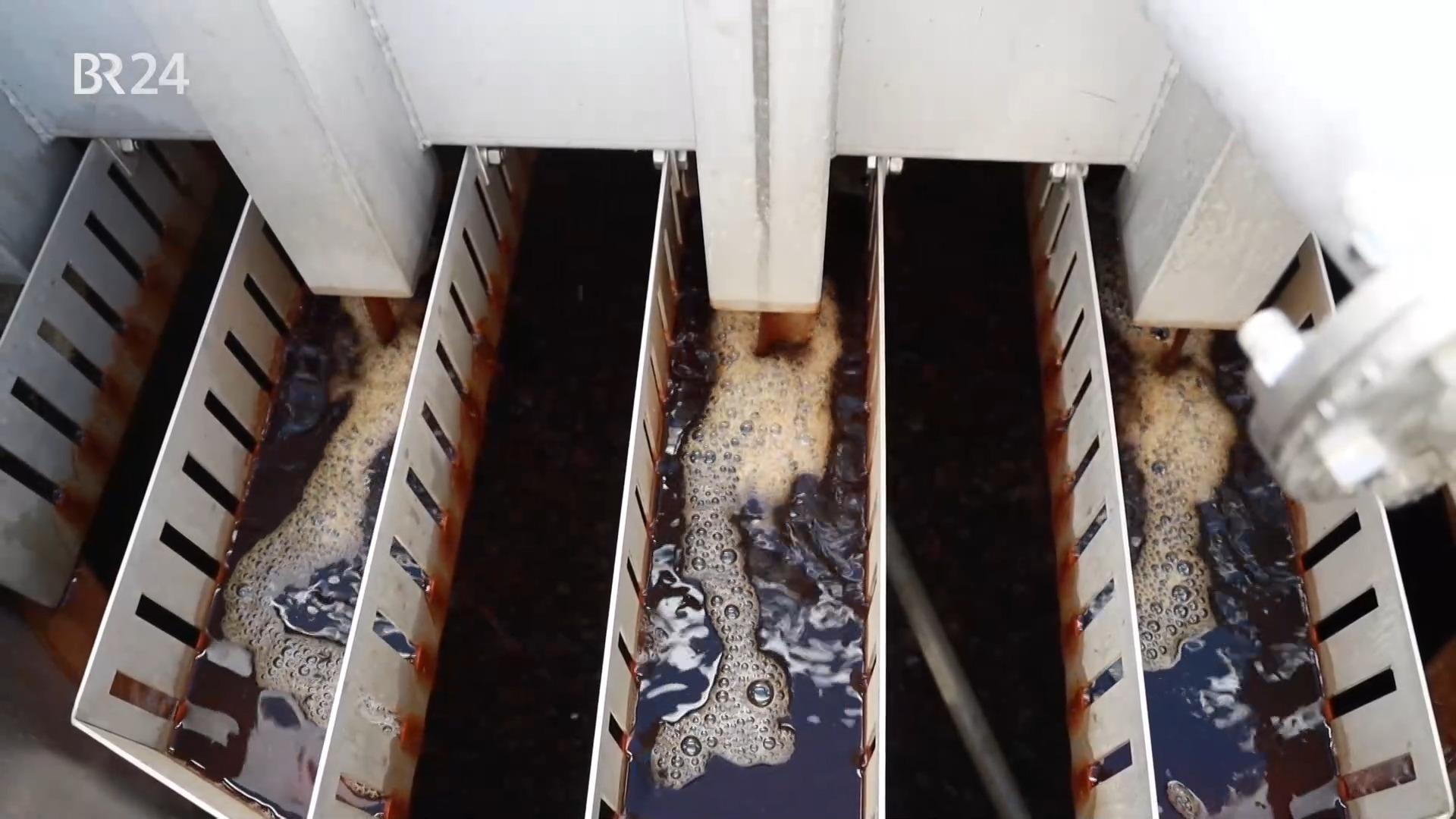 In der Kläranlage von Petershausen im Landkreis Dachau wird in einem Pilotprojekt Mikroplastik aus dem Abwasser zurückgewonnen.