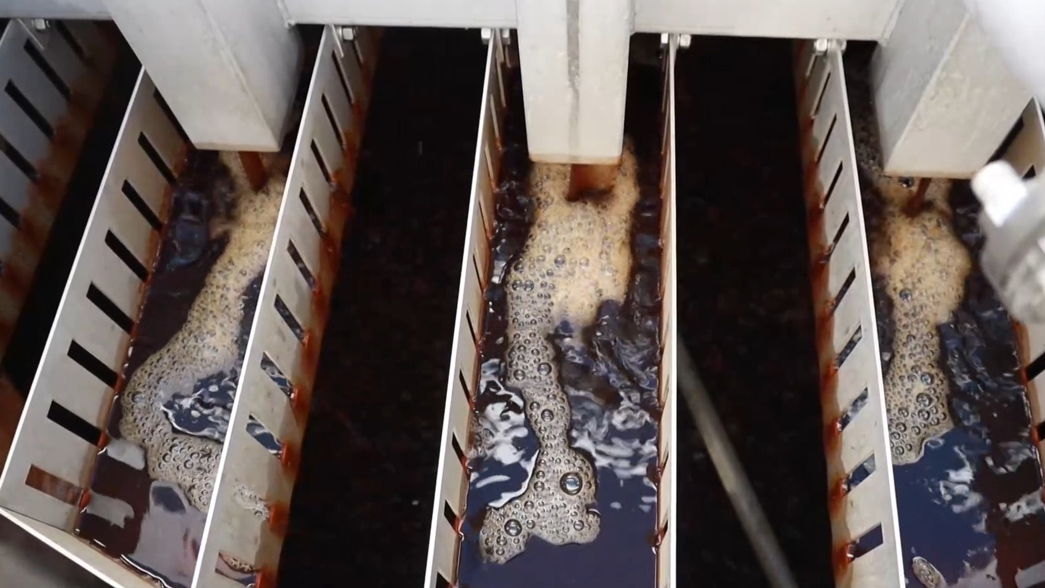 In der Kläranlage von Petershausen im Landkreis Dachau wird in einem Pilotprojekt Mikroplastik aus dem Abwasser zurückgewonnen. | Bild: BR 2025 In der Kläranlage von Petershausen im Landkreis Dachau wird in einem Pilotprojekt Mikroplastik aus dem Abwasser zurückgewonnen.