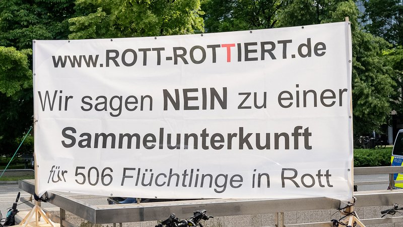 Transparent der Bürgerinitiave "Rott rottiert" bei Protesten im Juni vor dem Löwenbräukeller | Bild: pa/dpa/Eibner-Pressefoto/Heike Feiner Transparent der Bürgerinitiave "Rott rottiert" bei Protesten im Juni vor dem Löwenbräukeller