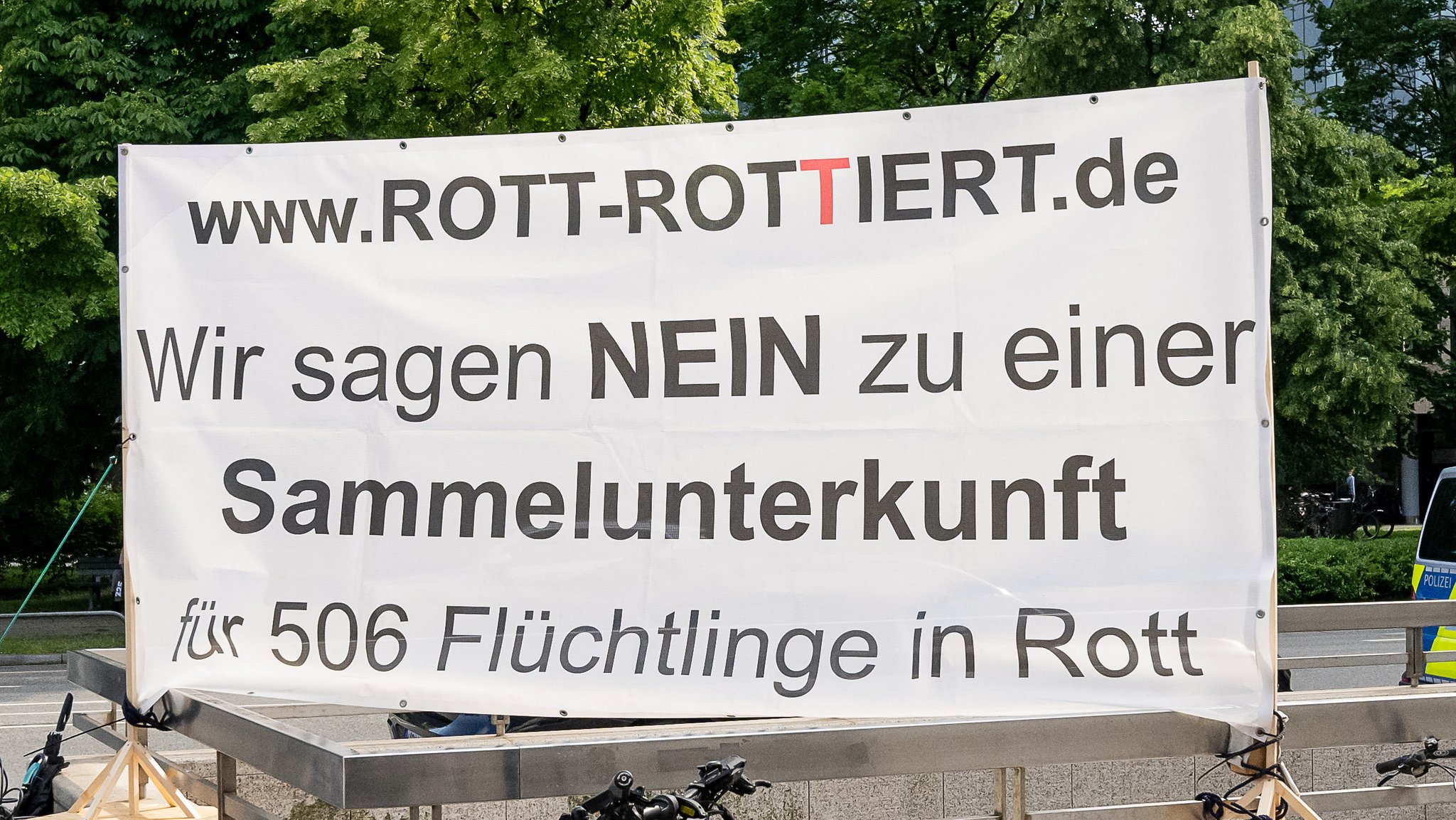 Transparent der Bürgerinitiave "Rott rottiert" bei Protesten im Juni vor dem Löwenbräukeller