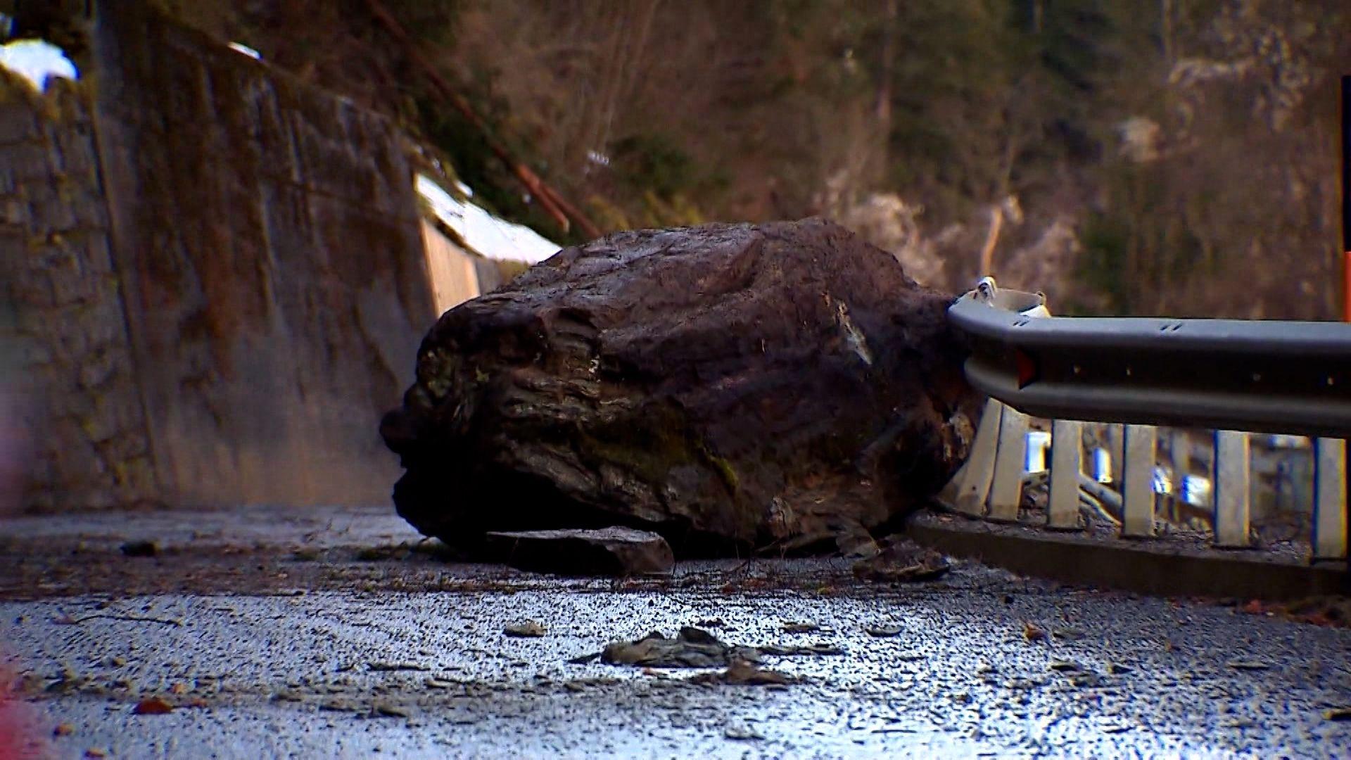Im Tiroler Bezirk Landeck ist nach einem Felssturz ein Ort mit etwa 250 Bewohnerinnen und Bewohnern von der Außenwelt abgeschnitten. Wie der Österreichische Rundfunk berichtet, droht außerdem, ein ganzer Hang abzurutschen.