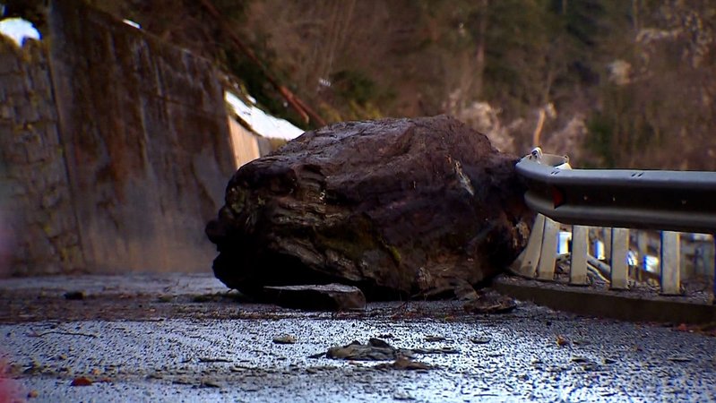 Im Tiroler Bezirk Landeck ist nach einem Felssturz ein Ort mit etwa 250 Bewohnerinnen und Bewohnern von der Außenwelt abgeschnitten. Wie der Österreichische Rundfunk berichtet, droht außerdem, ein ganzer Hang abzurutschen. | Bild: Bayerischer Rundfunk 2023/Prisca Straub Im Tiroler Bezirk Landeck ist nach einem Felssturz ein Ort mit etwa 250 Bewohnerinnen und Bewohnern von der Außenwelt abgeschnitten. Wie der Österreichische Rundfunk berichtet, droht außerdem, ein ganzer Hang abzurutschen.