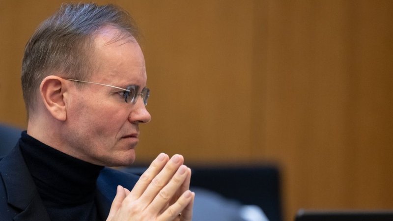 Markus Braun faltet im Verhandlungssaal des Landgerichts München I in Stadelheim die Hände.