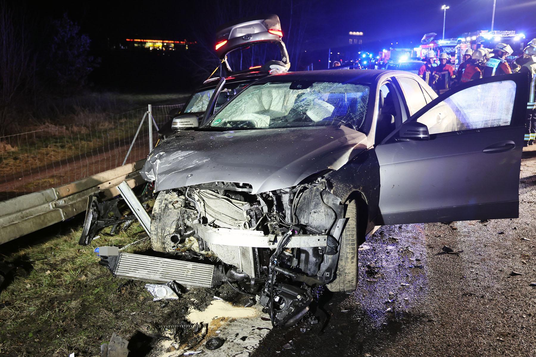 Die Limousine des 29-Jährigen ist nach seiner Flucht und dem Frontalcrash an der A3 nur noch ein Wrack. 