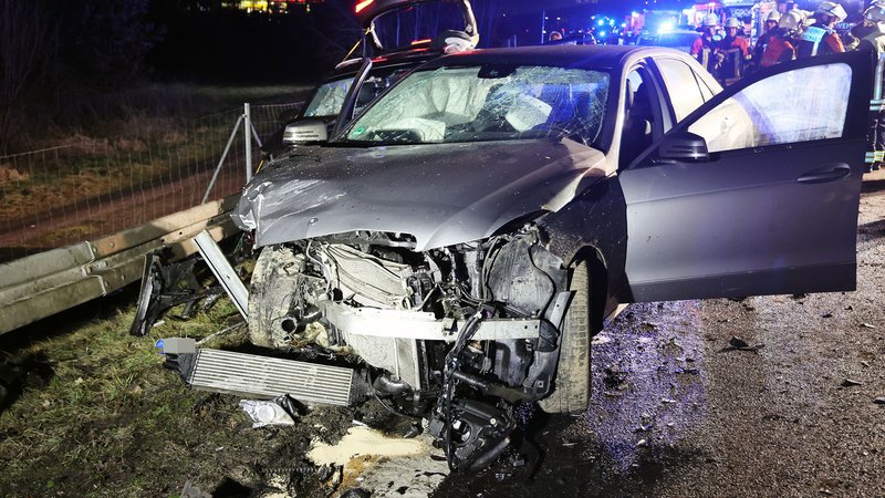 Die Limousine des 29-Jährigen ist nach seiner Flucht und dem Frontalcrash an der A3 nur noch ein Wrack. | Bild: Ralf Hettler Die Limousine des 29-Jährigen ist nach seiner Flucht und dem Frontalcrash an der A3 nur noch ein Wrack.