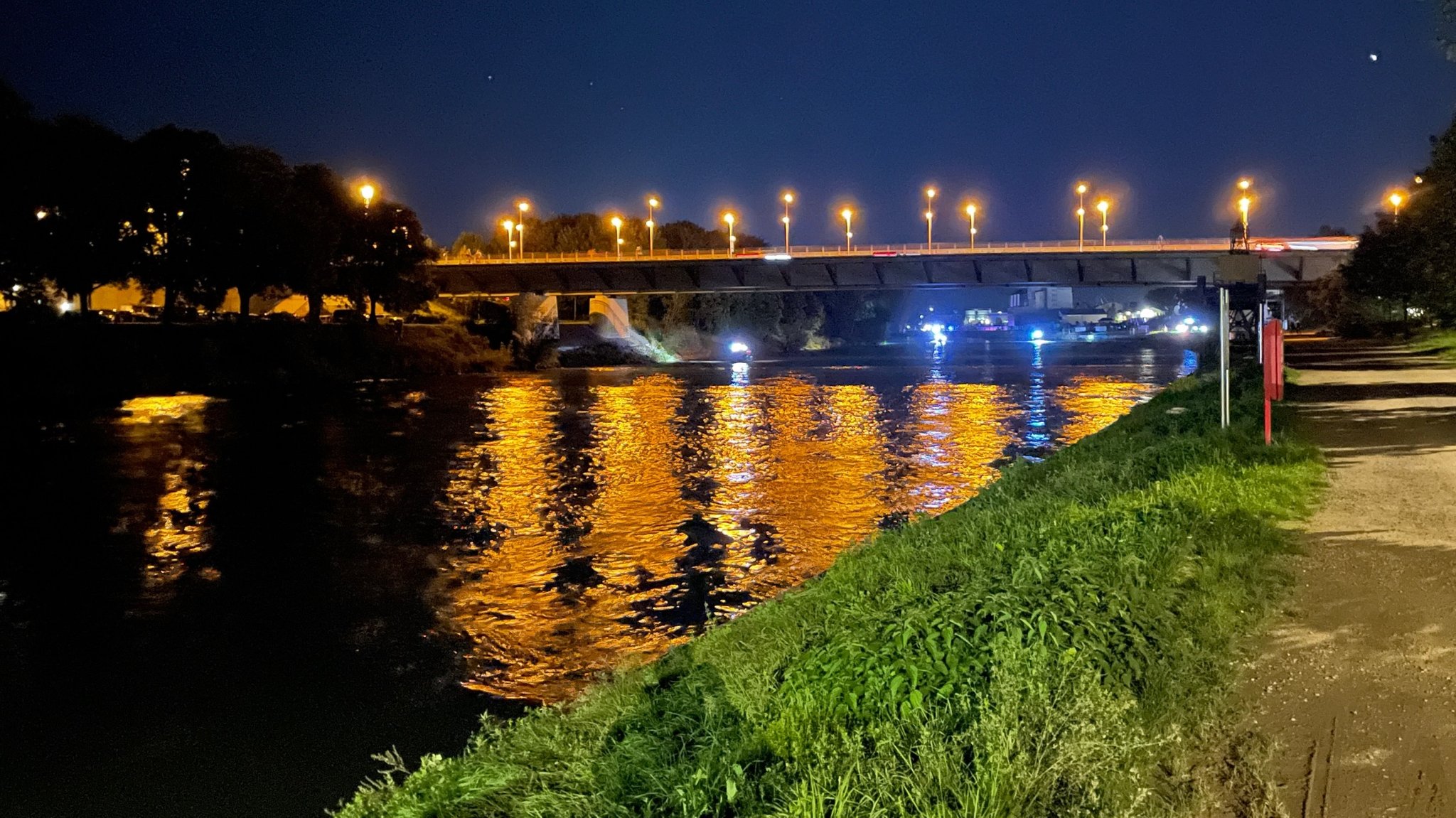 Einsatzkräfte auf der Donau