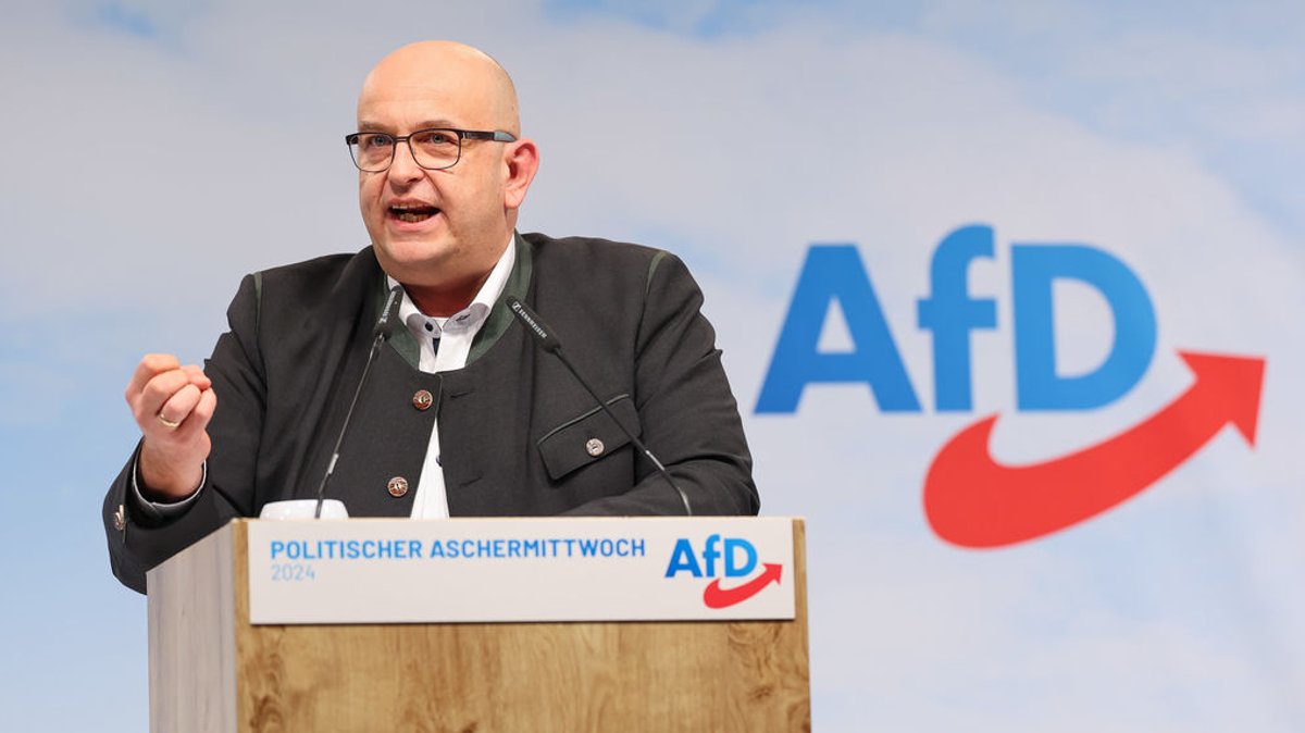 Stephan Protschka, Landesvorsitzender der AfD in Bayern, redet beim politischen Aschermittwoch der AfD 2024