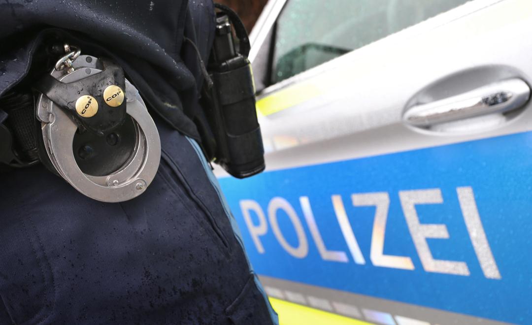 Polizist mit Handschellen (Symbolbild)