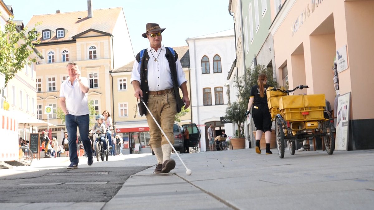 Mann mit Blindenstock in der Innnenstadt von Freising