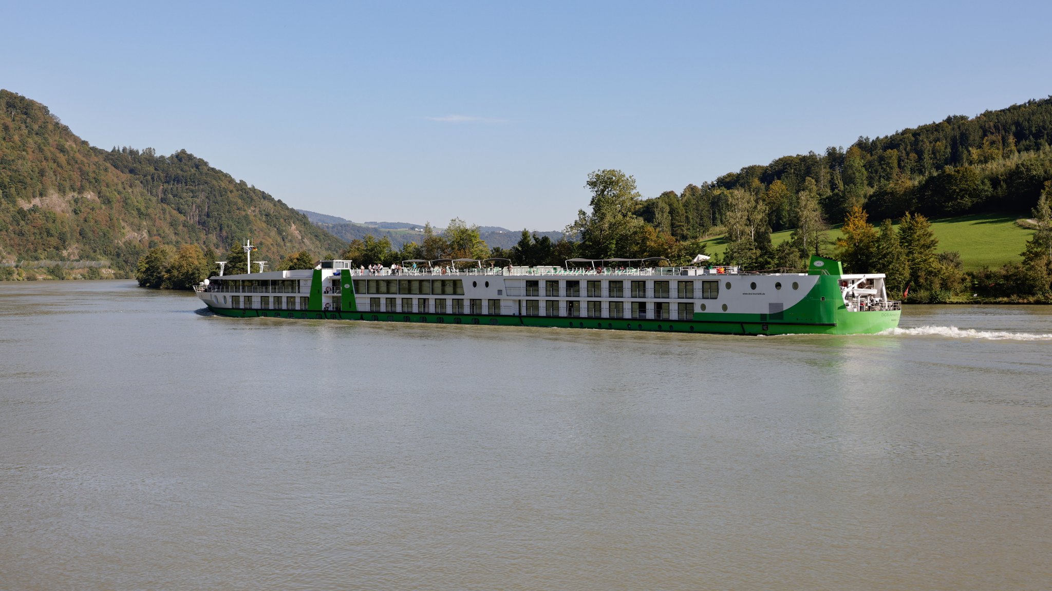 Kreuzfahrtschiff bei Passau festgefahren – Passagiere saßen fest