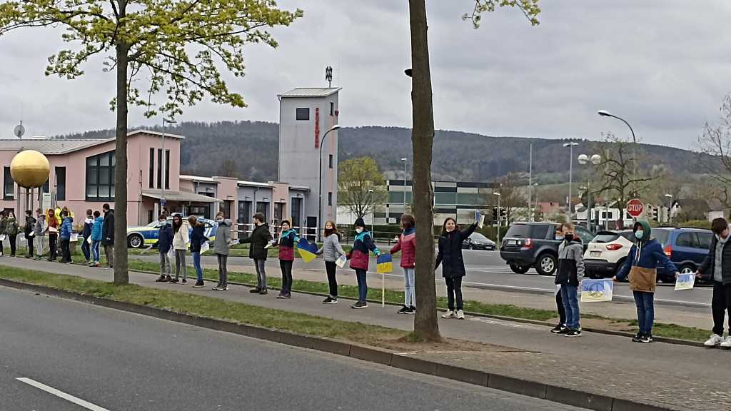 Menschenkette mit Schülerinnen und Schülern aus Erlenbach