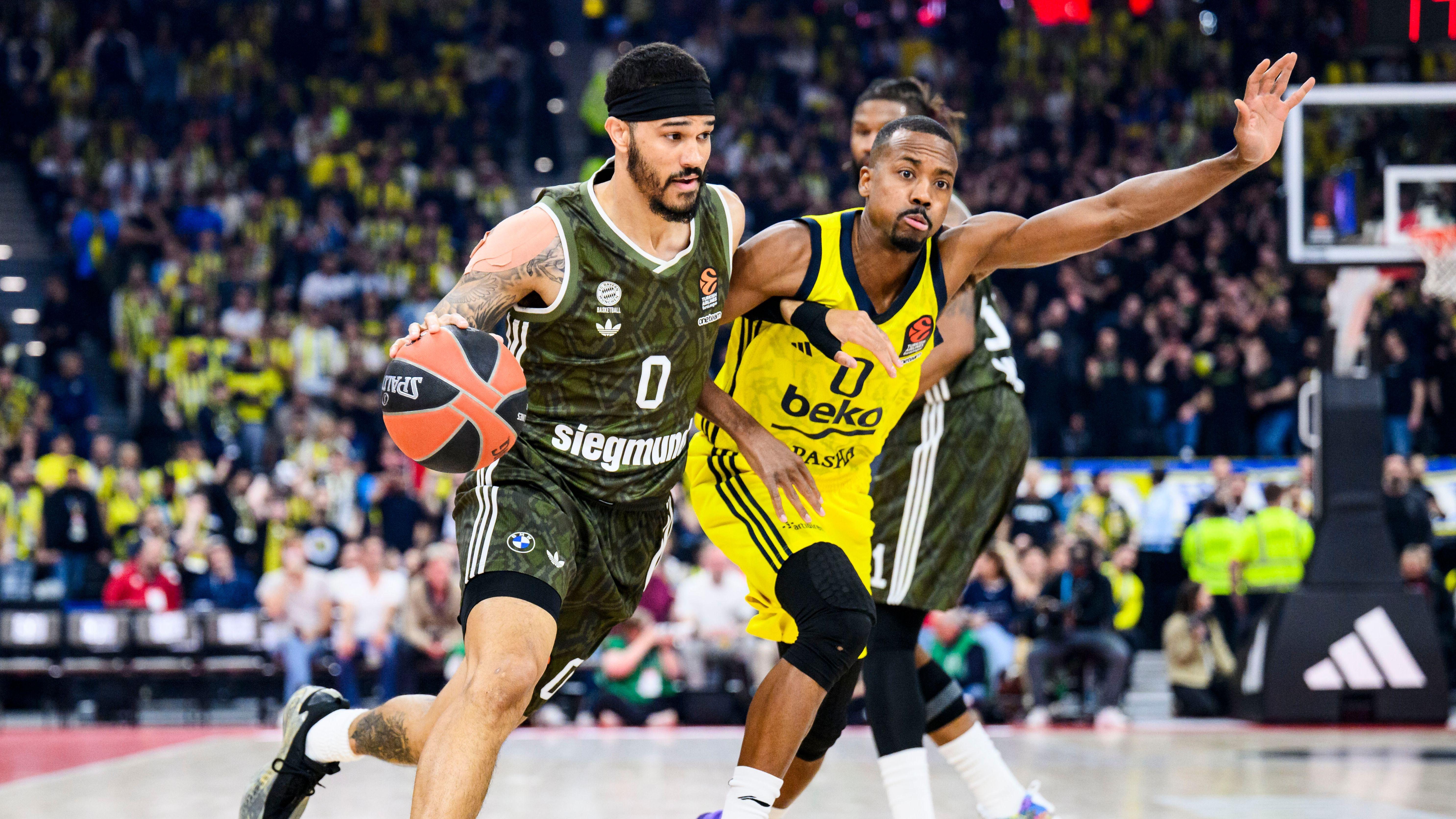 Nick Weiler-Babb (l.) im Dribbling