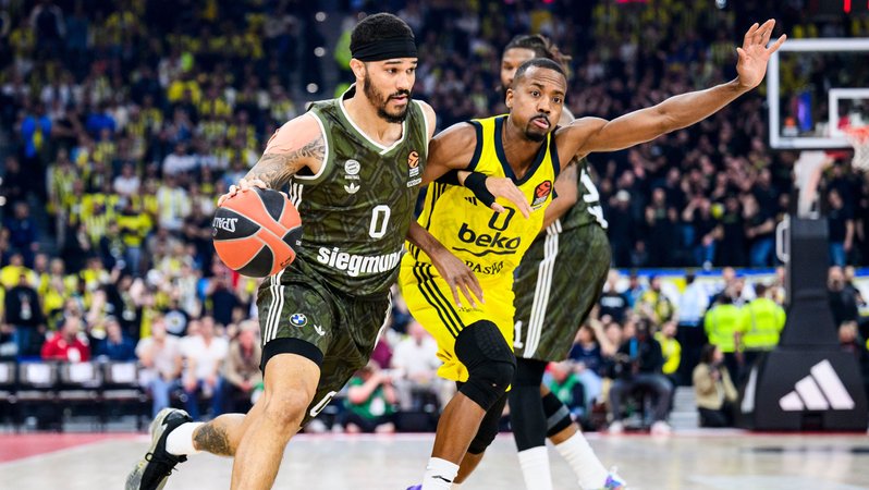 Nick Weiler-Babb (l.) im Dribbling | Bild: Bildrechte: dpa/pa Nick Weiler-Babb (l.) im Dribbling