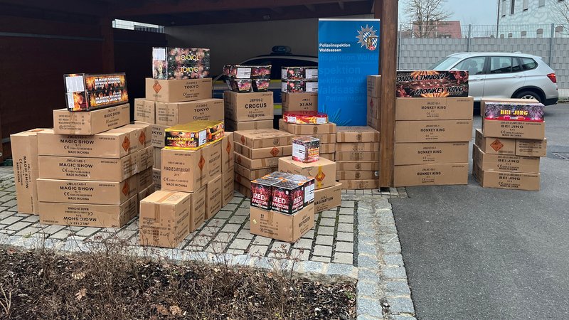 Diese Menge an illegaler Pyrotechnik fanden die Beamten in dem Kleintransporter. | Bild: Polizeiinspektion Waldsassen Diese Menge an illegaler Pyrotechnik fanden die Beamten in dem Kleintransporter.