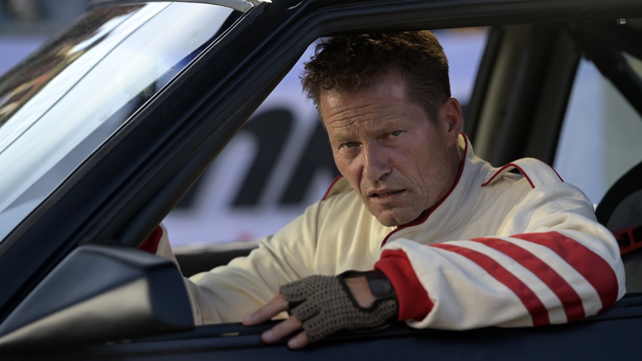 Braucht immer massig PS unterm Fuß: Til Schweiger als Ex-Rennfahrer Berti in "Manta Manta - Zwoter Teil" (FIlmszene).