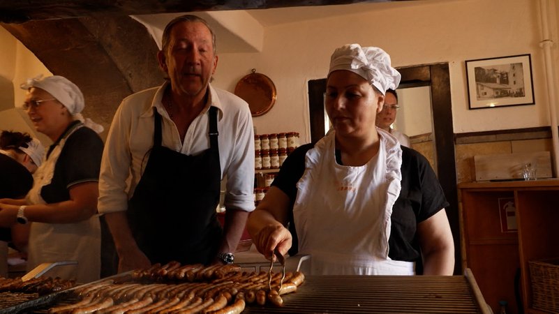 Würste werden in der Regensburger Wurstkuchl gebraten | Bild: BR Würste werden in der Regensburger Wurstkuchl gebraten