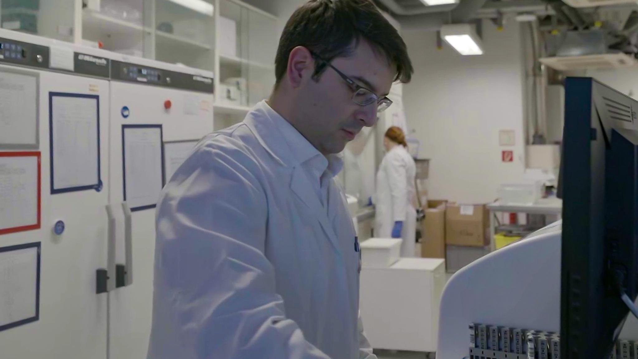 Virologe Mehmet Tekinsoy aus der Türkei darf in Bayern nur als Assistenzarzt arbeiten. Die Ärztekammer erkennt seinen Facharzt nicht an. 