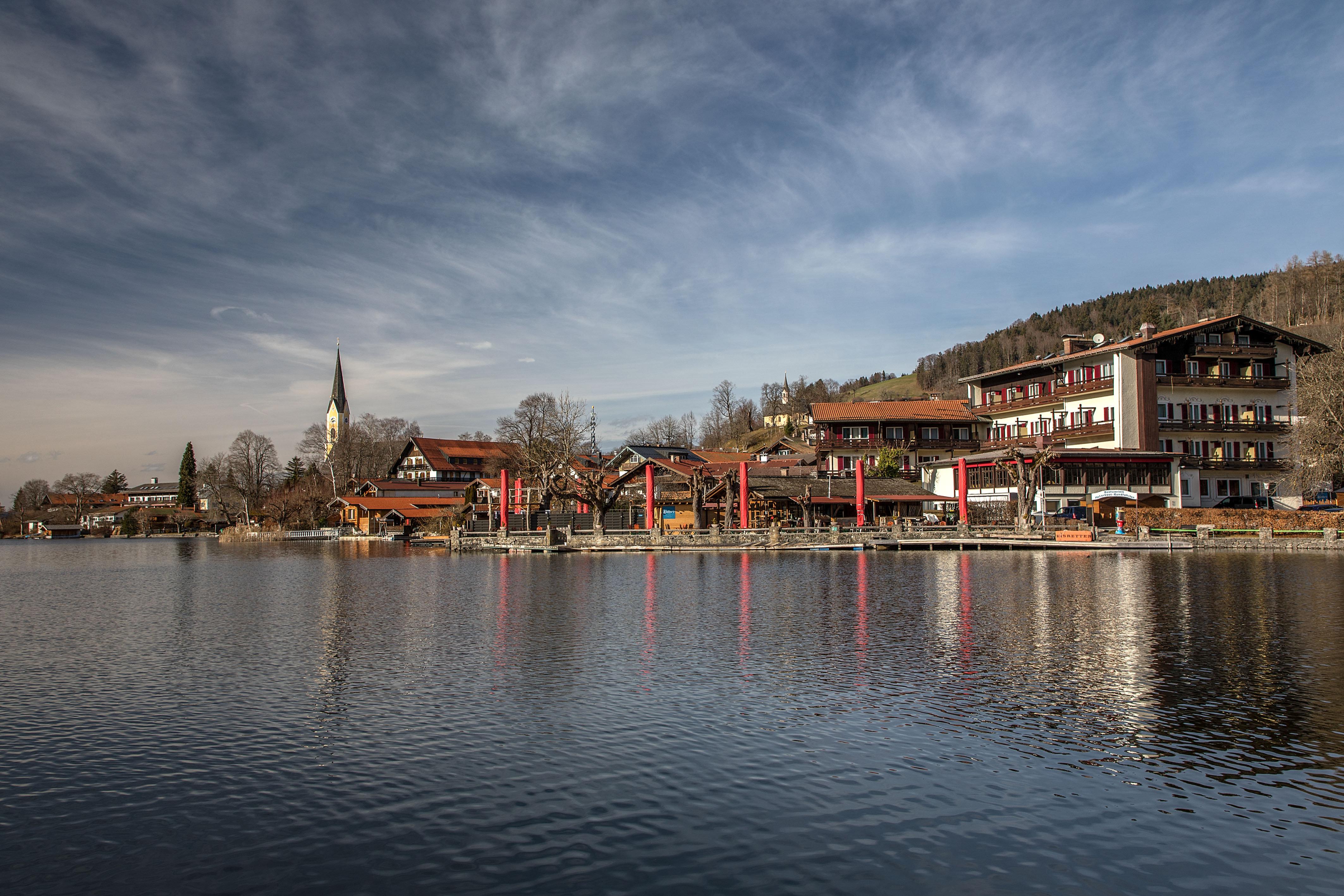 Blick auf das Hotel Schlierseer Hof am Schliersee.