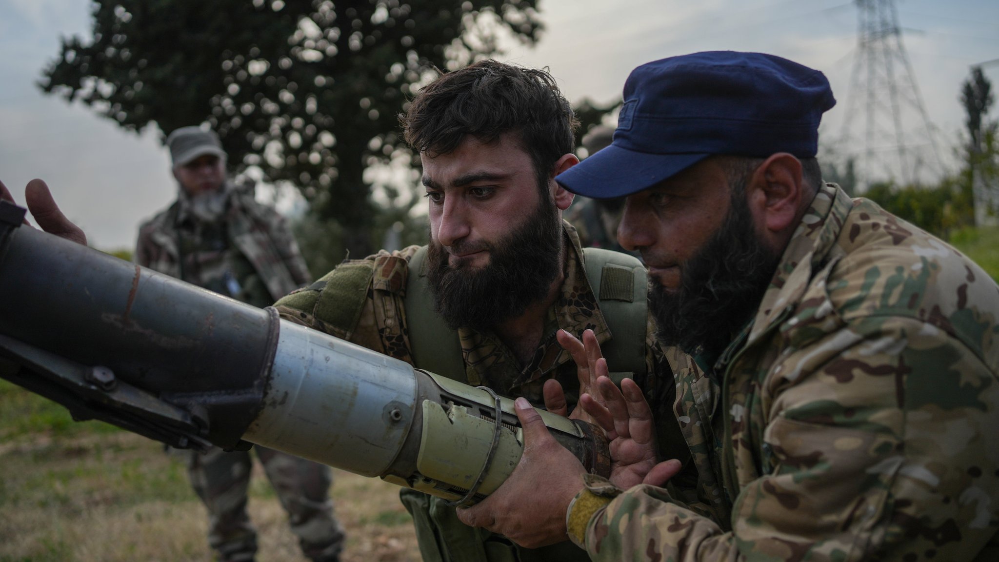 Syrien, Latakia: Syrische Armeekräfte bereiten eine Rakete für den Kampf gegen Anhänger des gestürzten syrischen Präsidenten al-Assad vor.  