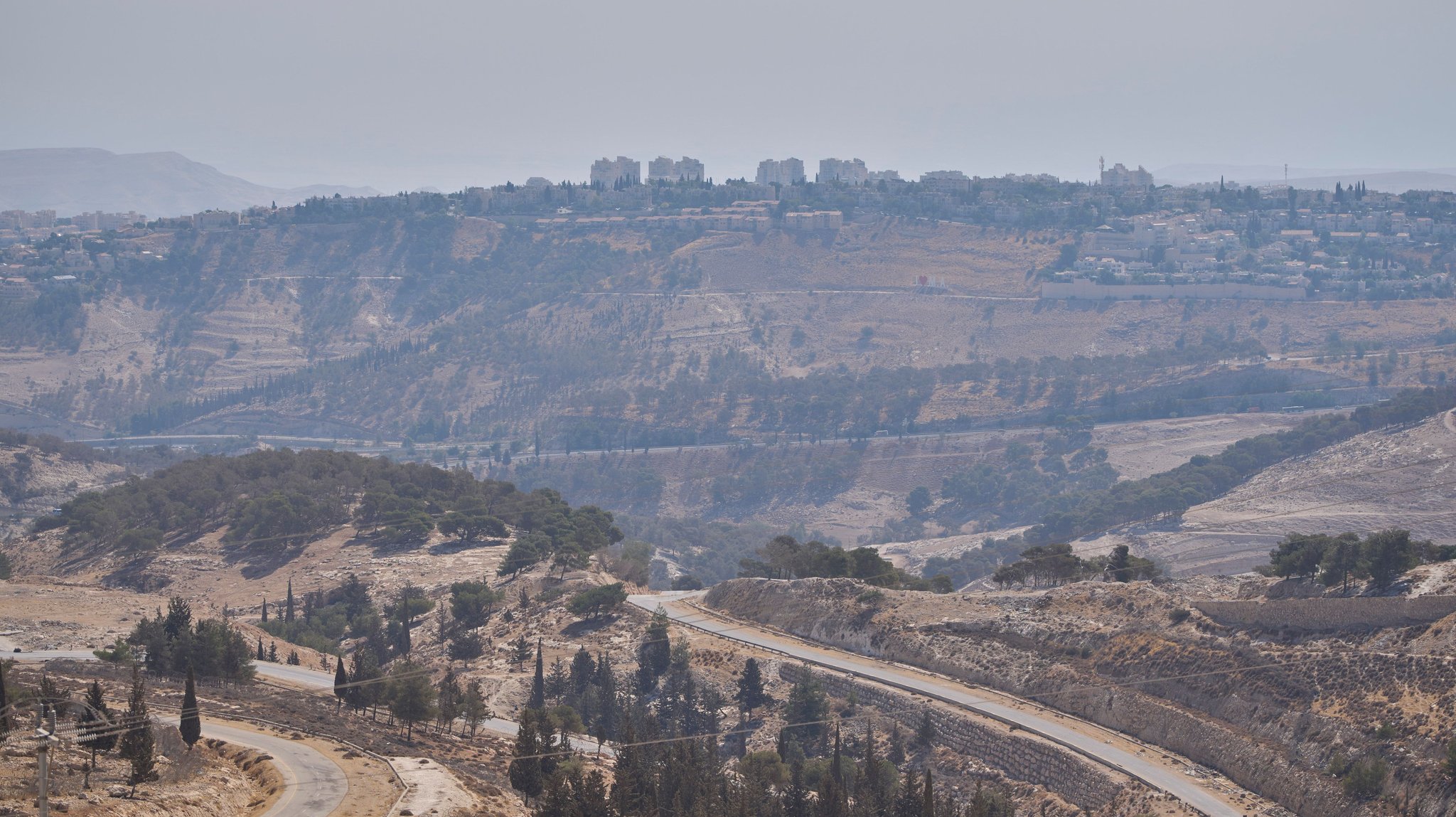 ARCHIV - 21.08.2025, Palästinensische Gebiete, ---: Blick auf ein Gebiet in der Nähe von Maale Adumim, einer israelischen Siedlung im besetzten Westjordanland, in dessen Nähe nach Angaben der israelischen Regierung im Rahmen des Siedlungsprojekts E1 Wohneinheiten gebaut werden sollen. (zu dpa: «Berichte: London sanktioniert Siedlungen im Westjordanland») Foto: Ohad Zwigenberg/AP/dpa +++ dpa-Bildfunk +++