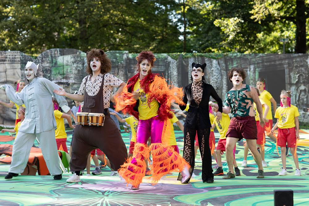 Der Märchensommer Allgäu ist bunt: Wolfsmutter Raksha, Bär Balu, Affenkönig King Louie, Panther Baghira und Mogli haben im Dschungel viel Spaß.