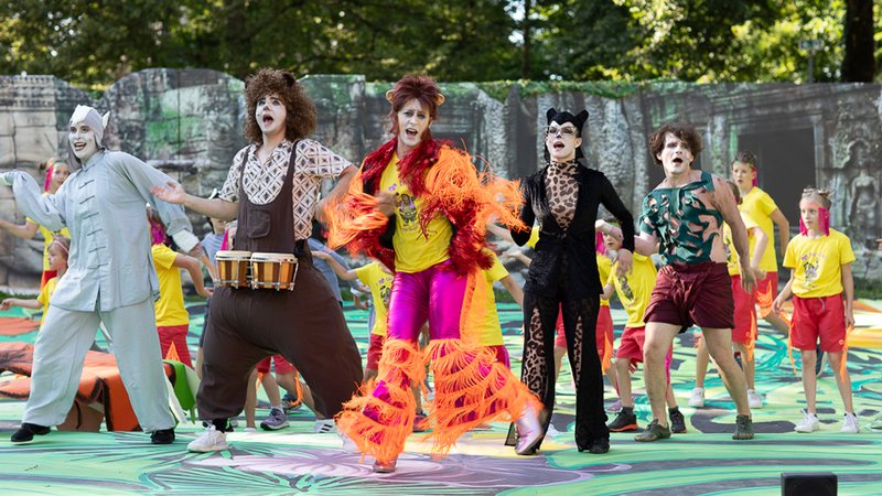 Der Märchensommer Allgäu ist bunt: Wolfsmutter Raksha, Bär Balu, Affenkönig King Louie, Panther Baghira und Mogli haben im Dschungel viel Spaß. | Bild: Theater in Kempten/Birgitta Weizenegger Der Märchensommer Allgäu ist bunt: Wolfsmutter Raksha, Bär Balu, Affenkönig King Louie, Panther Baghira und Mogli haben im Dschungel viel Spaß.
