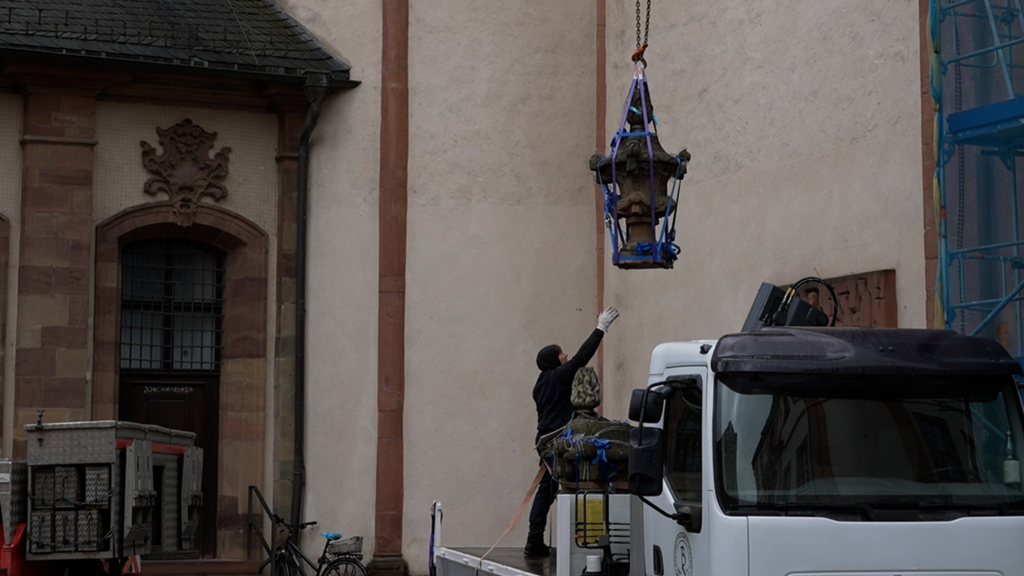 Mit Hilfe eines Schwerlastkran wurden heute die beschädigten Vasen der Schönbornkapelle abgebaut