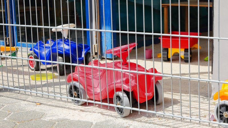 Bobbycars stehen vor einer Kita (Symbolbild) | Bild: picture alliance | Christian Fink Bobbycars stehen vor einer Kita (Symbolbild)