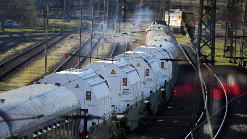 Archivbild: Ein Zug ist im November 2024 mit Castor-Behältern auf dem Weg nach Philippsburg bei Karlsruhe. | Bild: pa/dpa/Jason Tschepljakow Archivbild: Ein Zug ist im November 2024 mit Castor-Behältern auf dem Weg nach Philippsburg bei Karlsruhe.