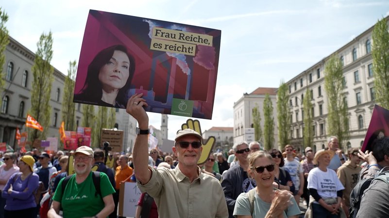 Tausende sind in ganz Deutschland auf die Straße gegangen. Auch in München demonstrierten sie für erneuerbare Energien. | Bild: BR Tausende sind in ganz Deutschland auf die Straße gegangen. Auch in München demonstrierten sie für erneuerbare Energien.