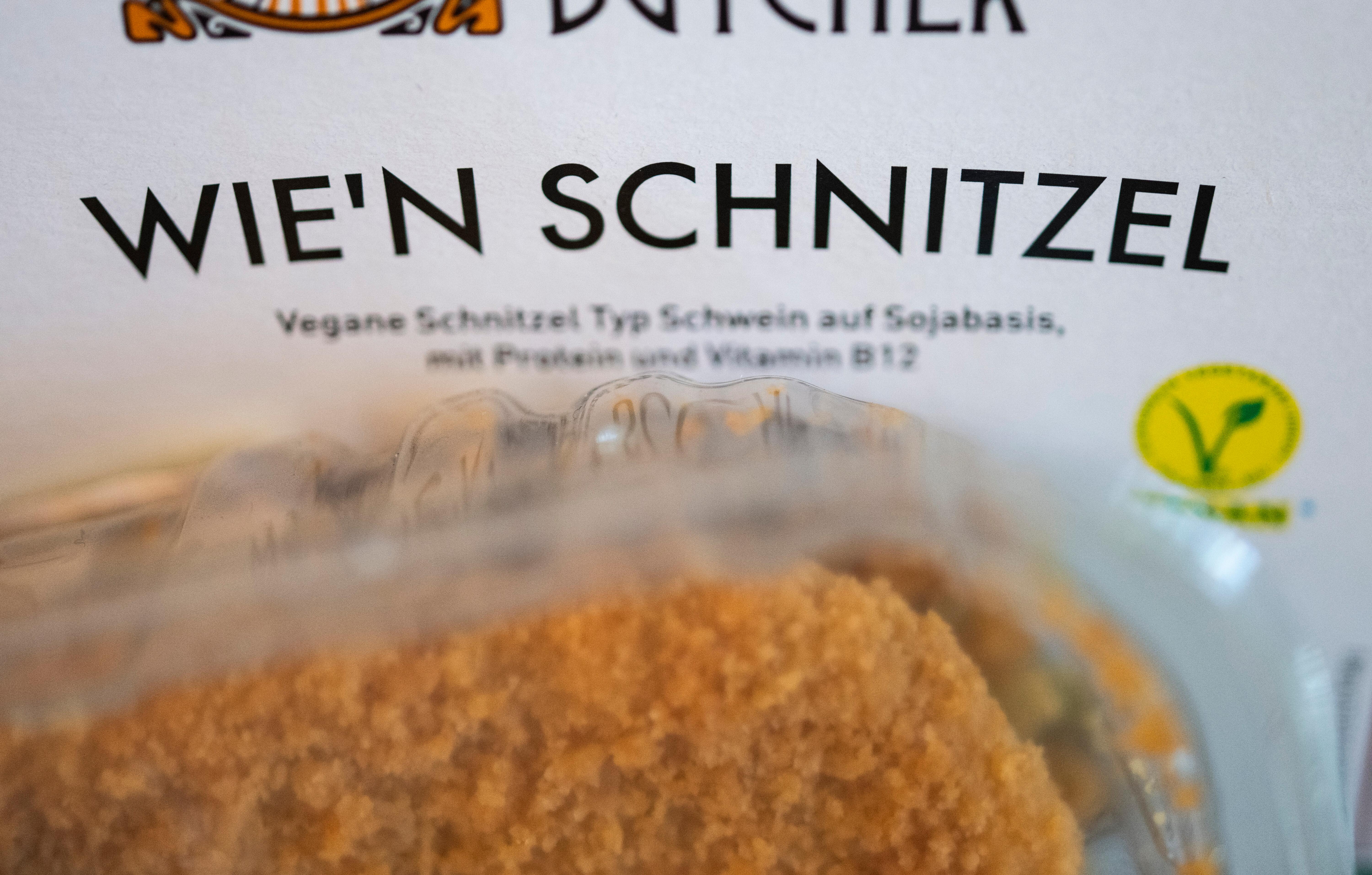 Ein veganes Schnitzel auf Sojabasis liegt in einer Verpackung auf einem Küchentisch (gestellte Szene).Die Abgeordneten desa EU-Parlaments stimmen über einen Änderungsvorschlag für ein Gesetz ab, nach dem pflanzliche Ersatzprodukte nicht mehr Burger, Schnitzel oder Wurst heißen dürften. (02.20.2025)