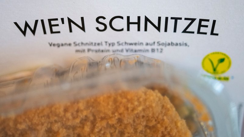 Ein veganes Schnitzel auf Sojabasis liegt in einer Verpackung auf einem Küchentisch (gestellte Szene).Die Abgeordneten desa EU-Parlaments stimmen über einen Änderungsvorschlag für ein Gesetz ab, nach dem pflanzliche Ersatzprodukte nicht mehr Burger, Schnitzel oder Wurst heißen dürften. (02.20.2025) | Bild: picture alliance/dpa | Marijan Murat Ein veganes Schnitzel auf Sojabasis liegt in einer Verpackung auf einem Küchentisch (gestellte Szene).Die Abgeordneten desa EU-Parlaments stimmen über einen Änderungsvorschlag für ein Gesetz ab, nach dem pflanzliche Ersatzprodukte nicht mehr Burger, Schnitzel oder Wurst heißen dürften. (02.20.2025)