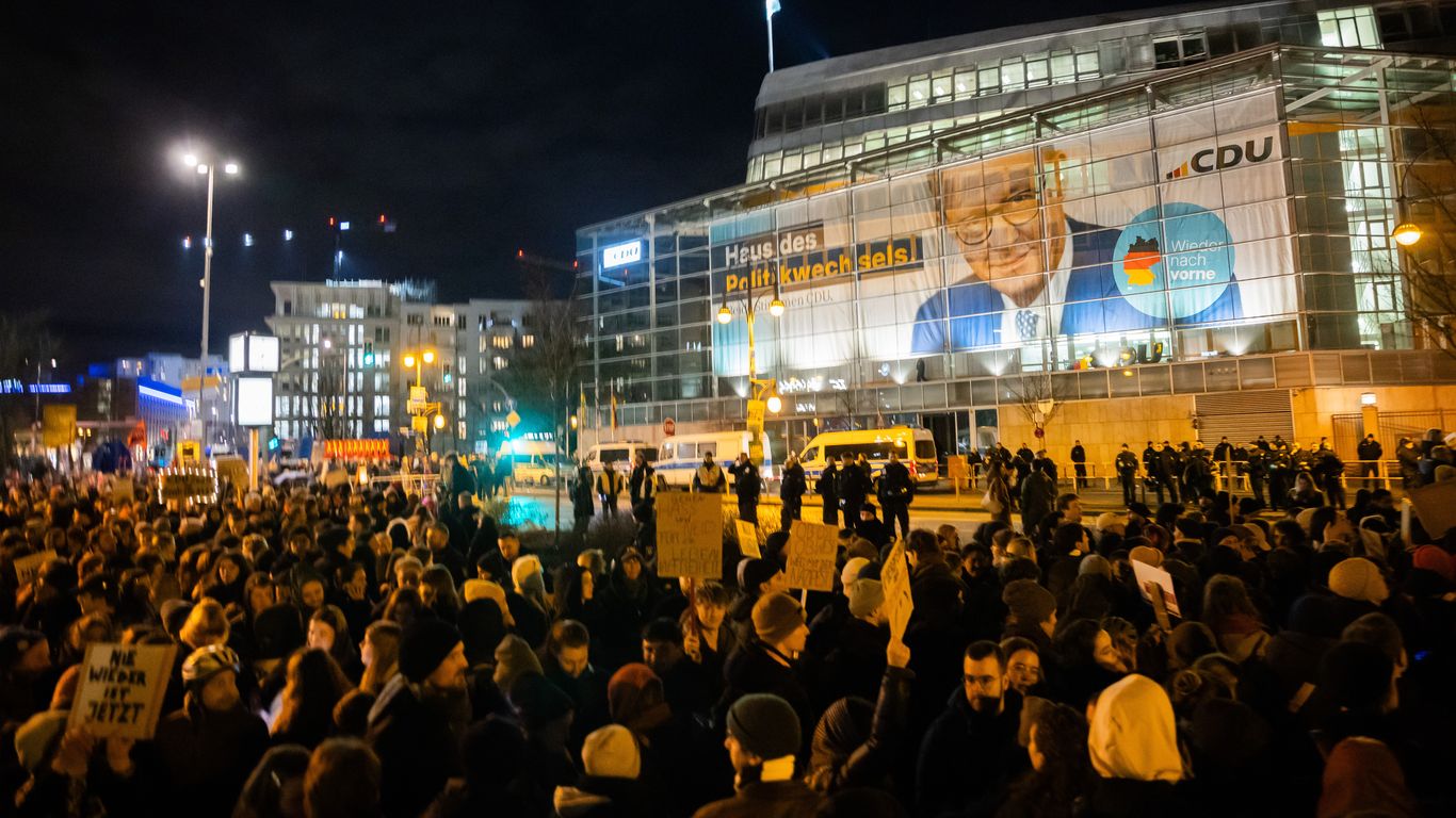 Zahlreiche Menschen nehmen an einer Demonstration zur Migrationspolitik vor der CDU-Zentrale unter dem Motto „Zusammen gegen rechts“ teil. Der Bundestag hatte am Mittwoch mit Unterstützung der AfD einem Antrag der Union zugestimmt, der Zurückweisungen von Asylsuchenden an den deutschen Grenzen vorsieht.