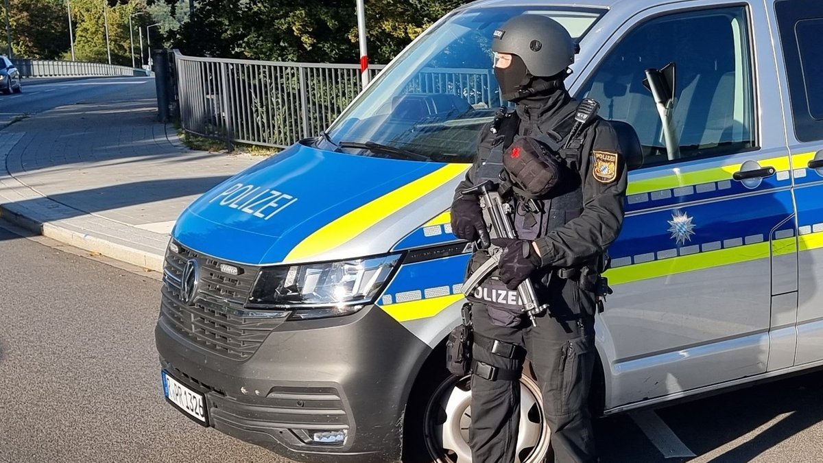 Die Polizei im Einsatz an der Maximiliansbrücke in Kelheim