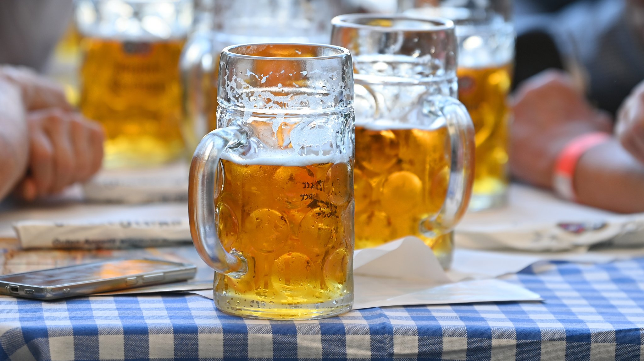 Bierkrüge bei einem Volksfest (Archiv- und Symbolbild)