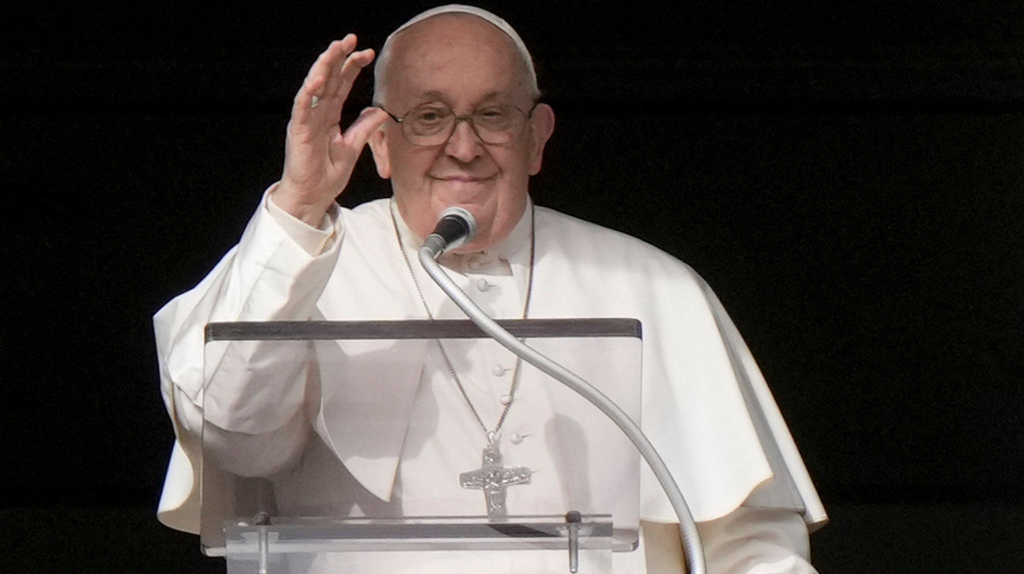 Papst Franziskus erteilt am 1.1.2024 seinen Segen, während er das Angelus-Mittagsgebet aus dem Fenster seines Studios mit Blick auf den Petersplatz spricht.