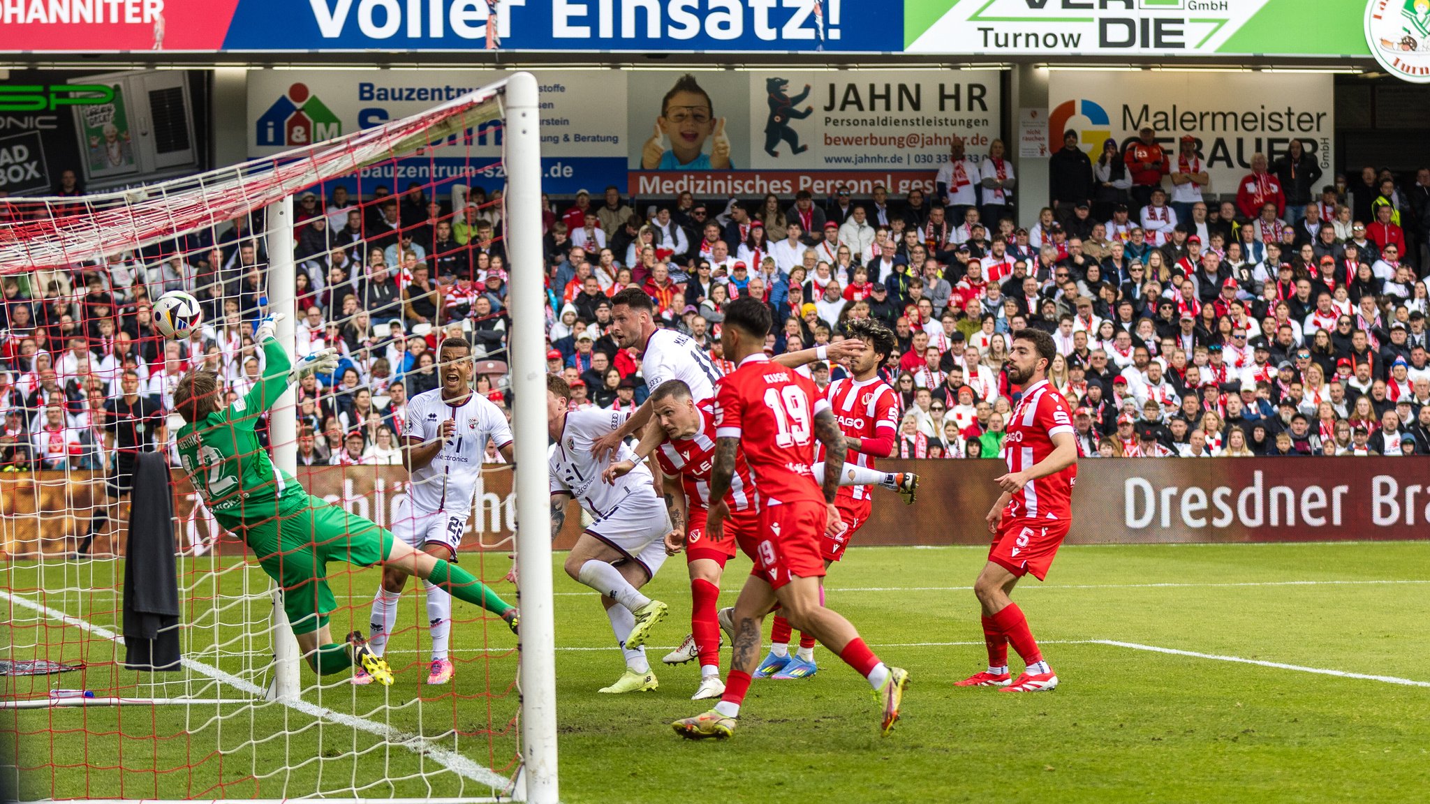 Spielszene FC Energie Cottbus - FC Ingolstadt 04 | Bild: picture-alliance/dpa Spielszene FC Energie Cottbus - FC Ingolstadt 04