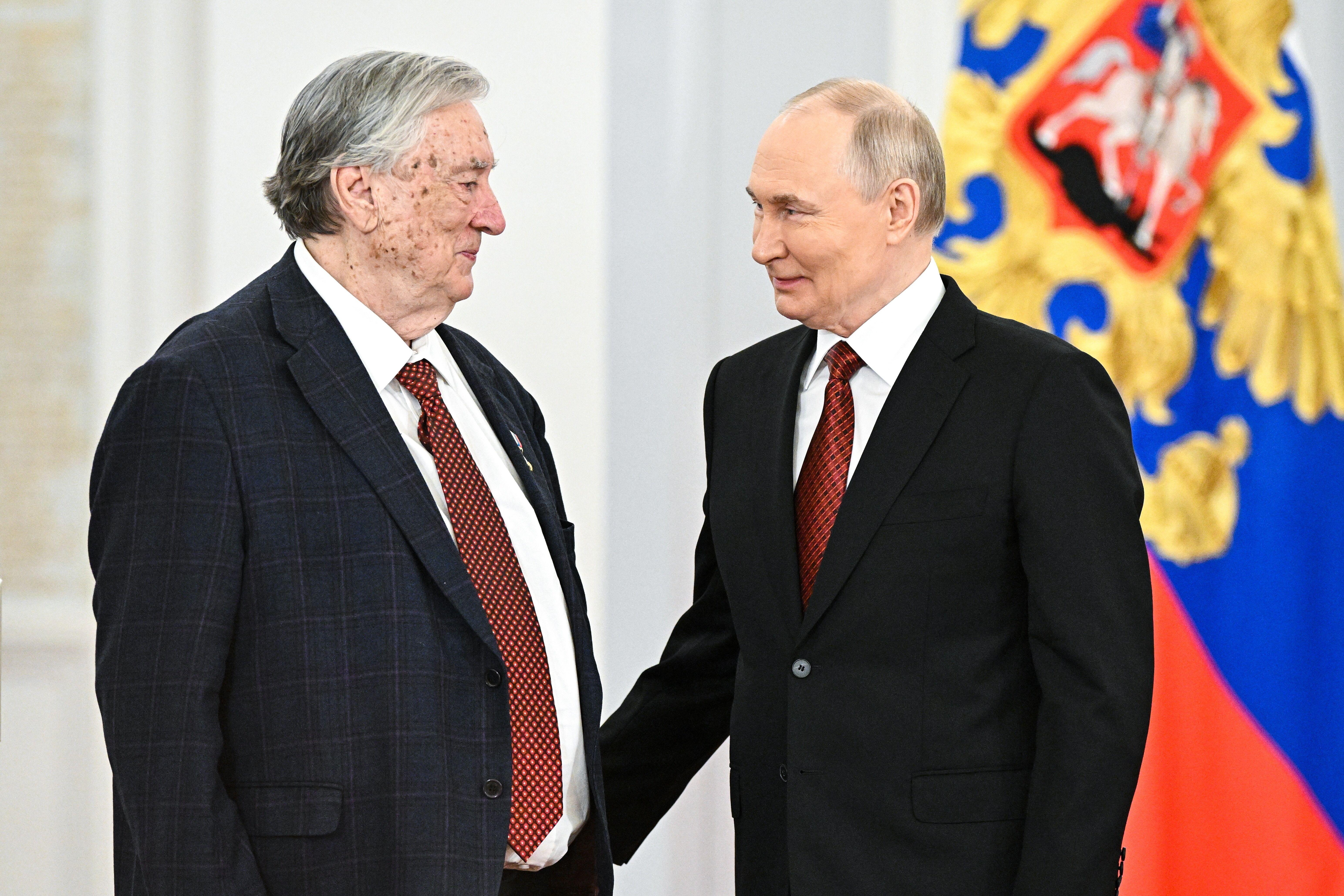 Am 12. Juni 2025 im Kreml in Moskau: Alexander Prochanow (links) wird von Putin mit dem Titel "Held der Arbeit" geehrt