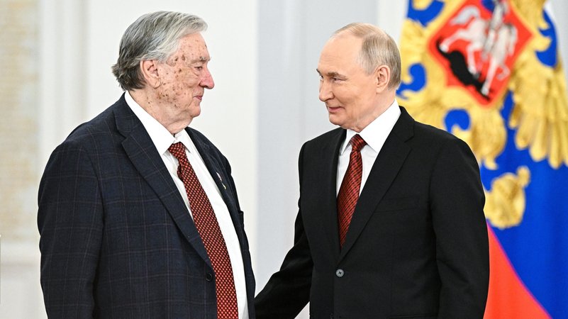 Am 12. Juni 2025 im Kreml in Moskau: Alexander Prochanow (links) wird von Putin mit dem Titel "Held der Arbeit" geehrt | Bild: picture alliance/dpa/POOL | Sergei Bobylev Am 12. Juni 2025 im Kreml in Moskau: Alexander Prochanow (links) wird von Putin mit dem Titel "Held der Arbeit" geehrt
