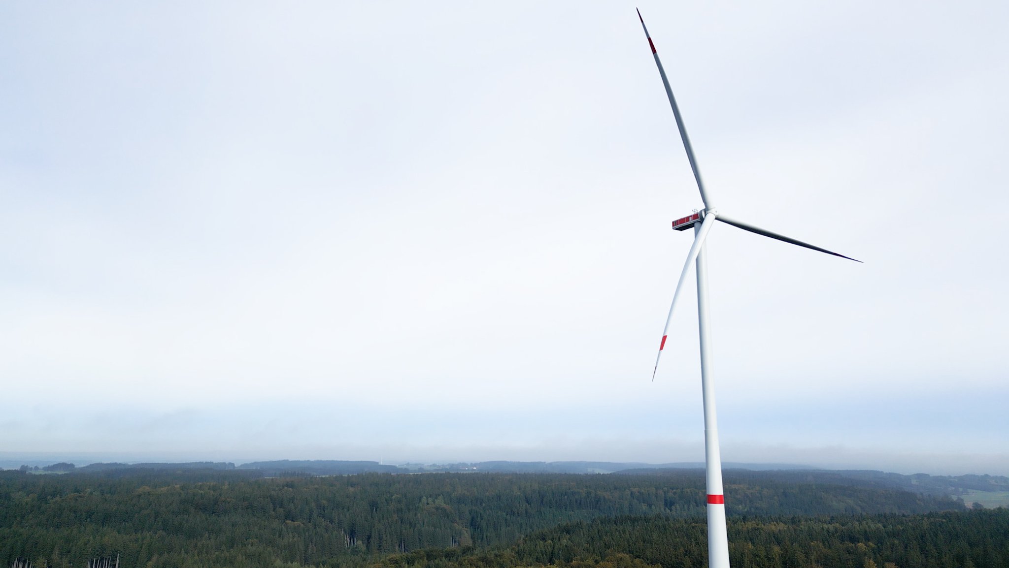 Ein Windrad der Gemeinde Fuchstal im Sachsenrieder Forst