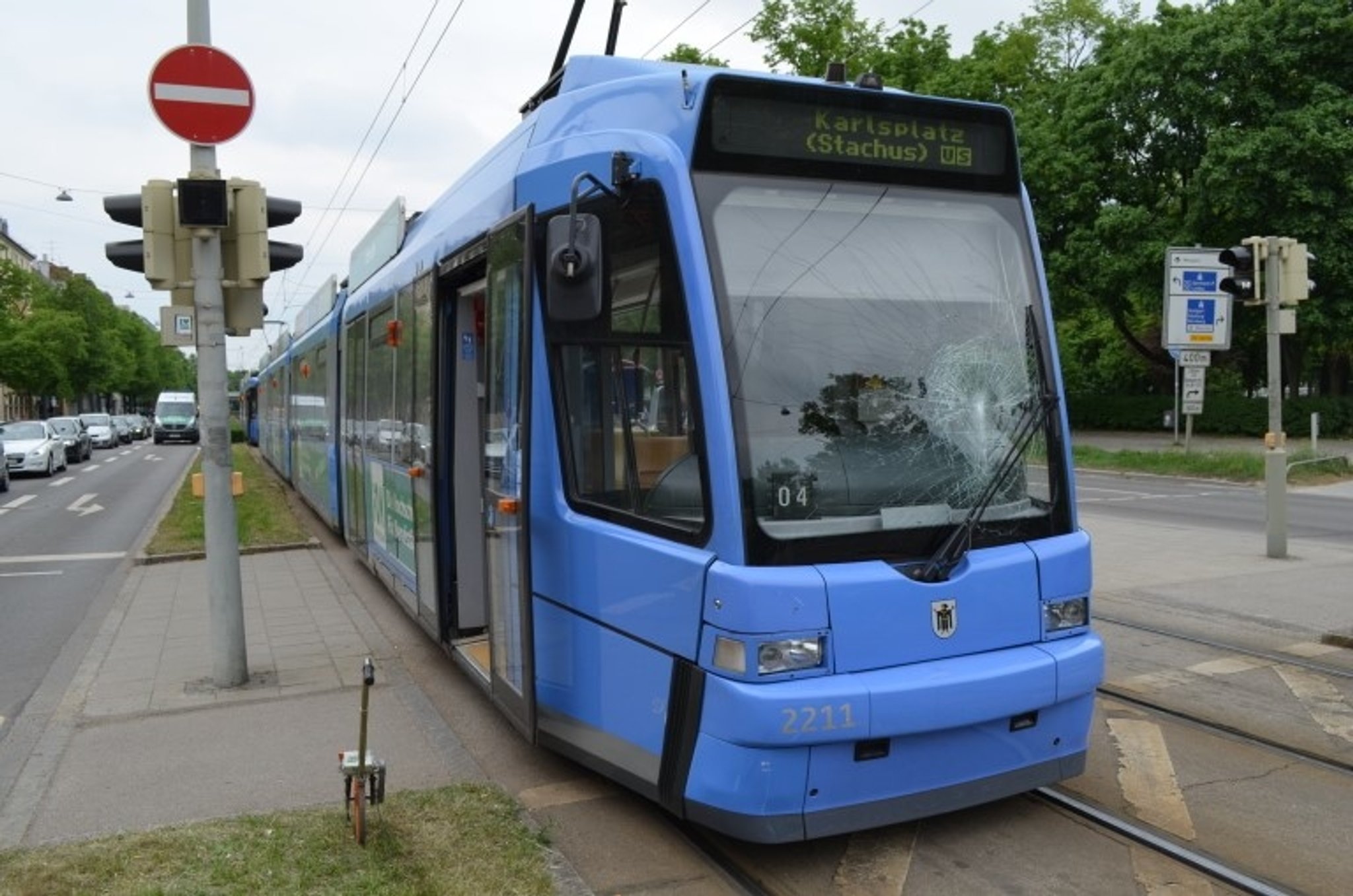 15-Jährige läuft in München mit Kopfhörer vor Tram